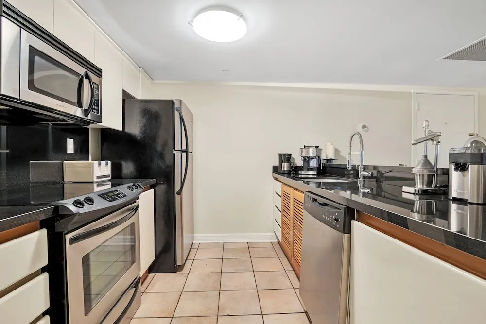 Amazing 3BR direct oceanfront PH by YouRent!