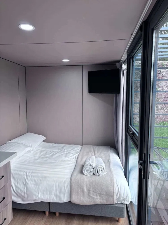 Glamping Pod With Hot Tub in Orchard