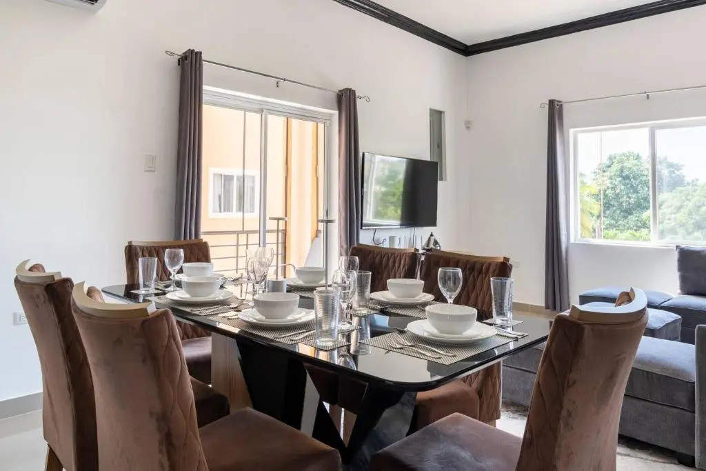 Luxury Living Modern & Contemporary Home With Brand New Pool in Manor Park