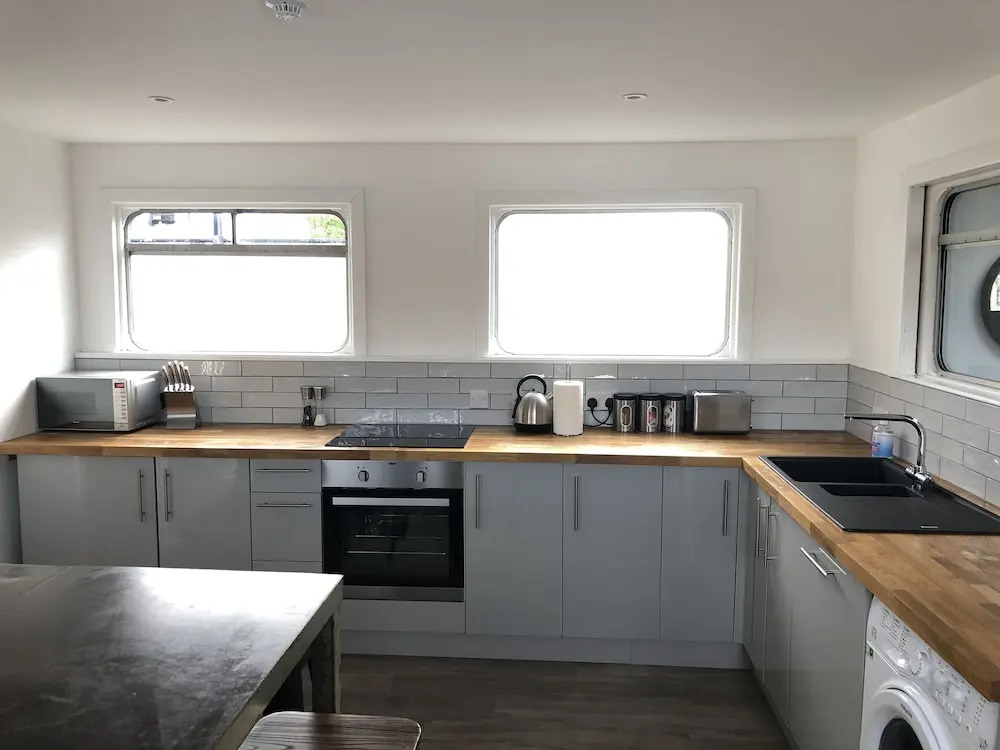 Duplex Barge Cinema Room 6 Ensuite Double-triple Bedrooms Great Social Spaces