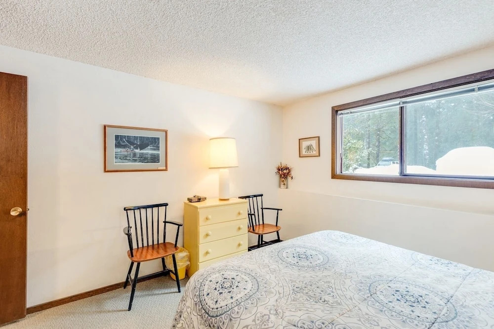 33sw - Wifi - Fireplace - Amenities - Sleeps 4 1 Bedroom Home by RedAwning