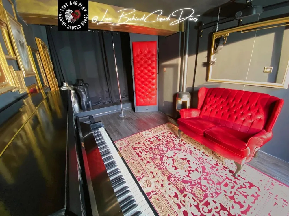 Stay & Play at Lovebehindcloseddoors