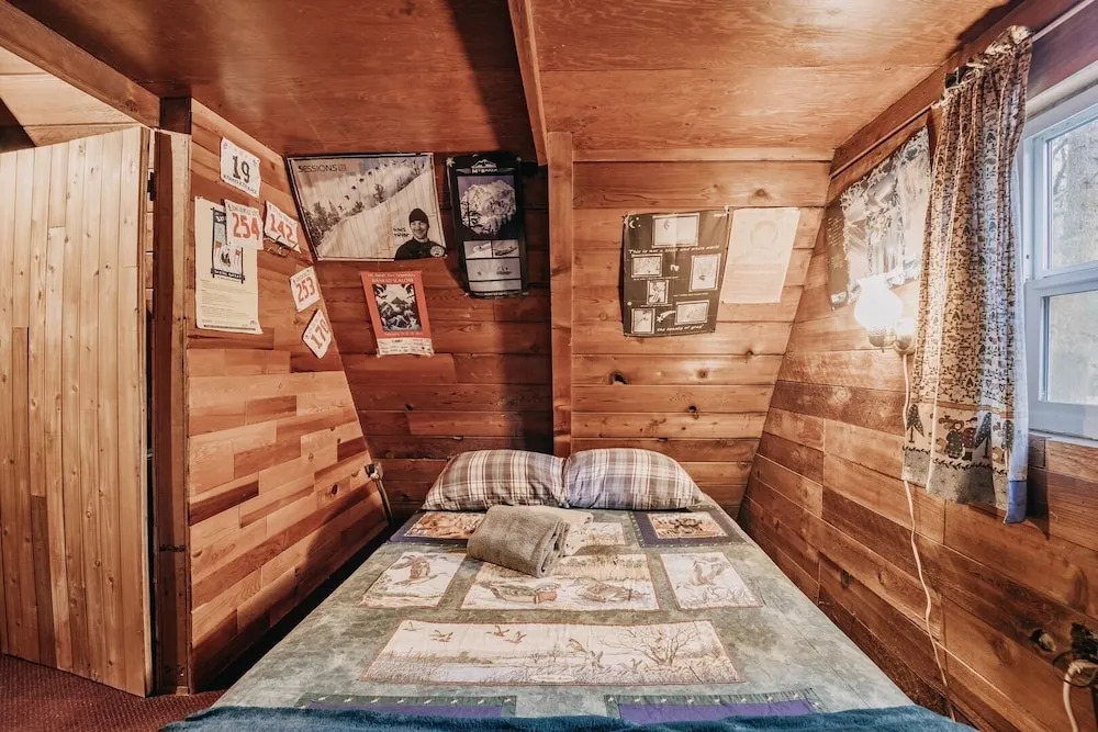 54sl - Hot Tub - Pets Ok - Sleeps 4 2 Bedroom Cabin by RedAwning