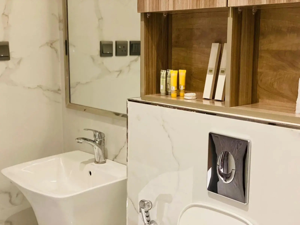 Spacious new 2 bedroom Apt-in amazing location