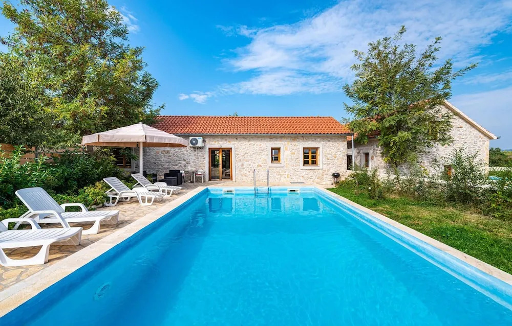 Stunning Home in Lisane Tinjske With 2 Bedrooms, Wifi and Outdoor Swimming Pool