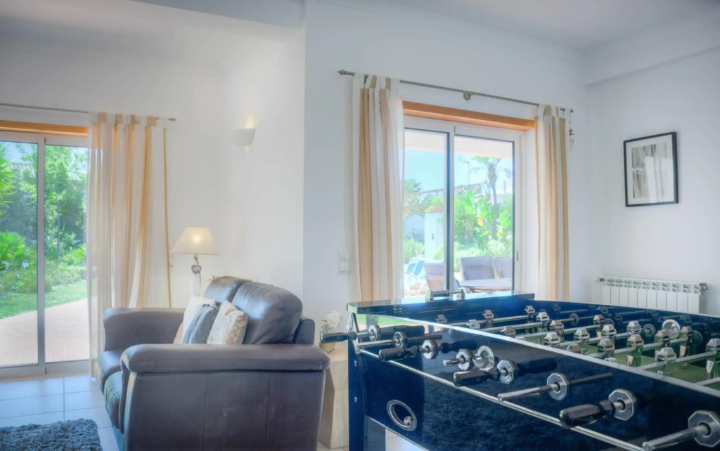 Villa Montanha, 4 Bedroom Villa, with swimming pool, loungers and alfresco dining, 10 min walk to the beautiful Praia da Luz Beach, Shops, Bars and Restaurants