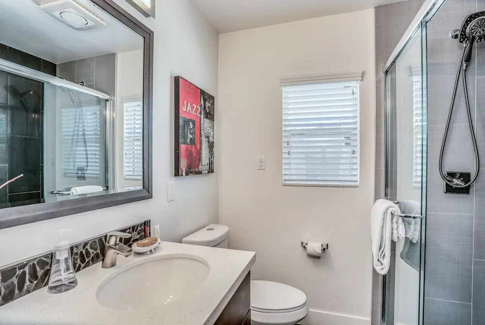 2342 N Victoria Road Home - 4 Br home by RedAwning