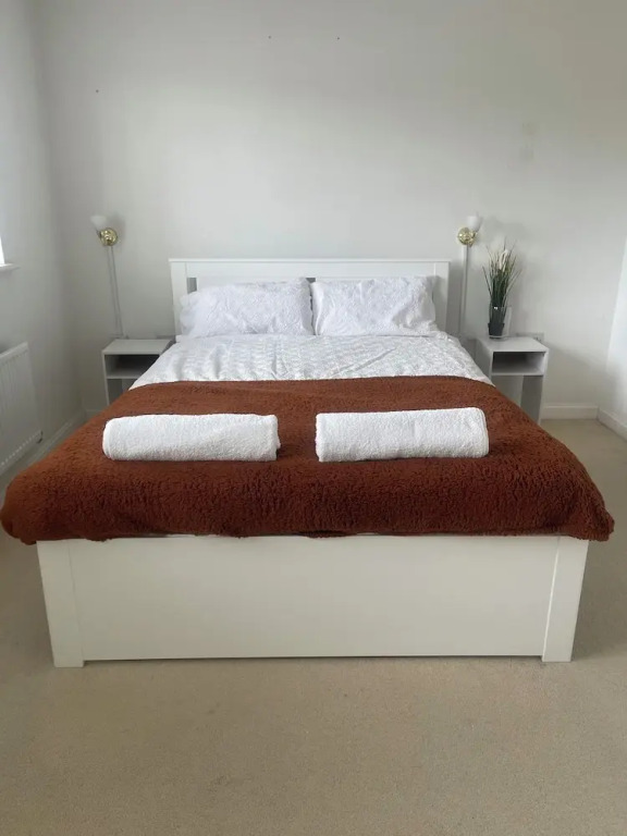 Dartford, 4 Beds, Sleeps 8, Near Bluewater and M25