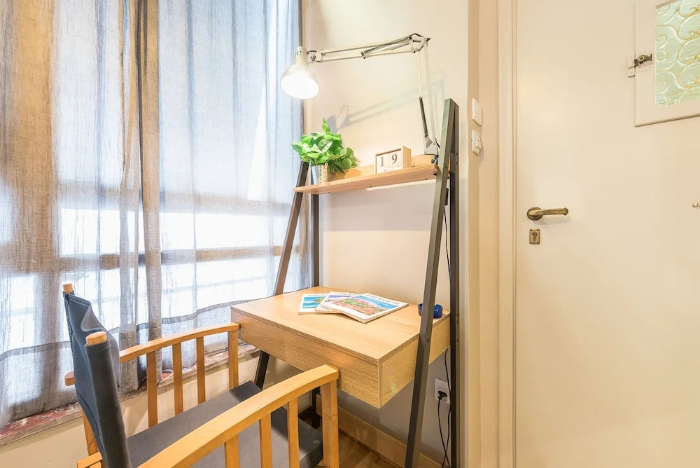 Bright 2 Bed Apartment by Cloudkeys