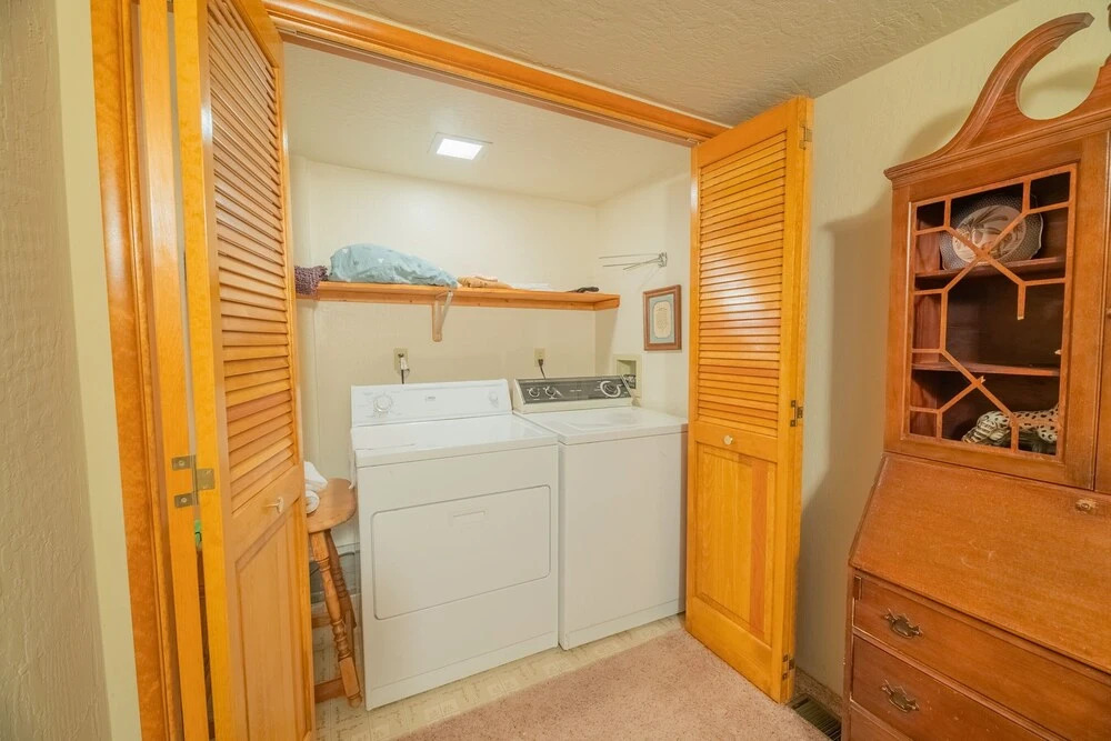Moonridge Manor - Very Lovely Cabin In A Quiet Neighborhood With An Amazing Hot Tub! 4 Bedroom Home