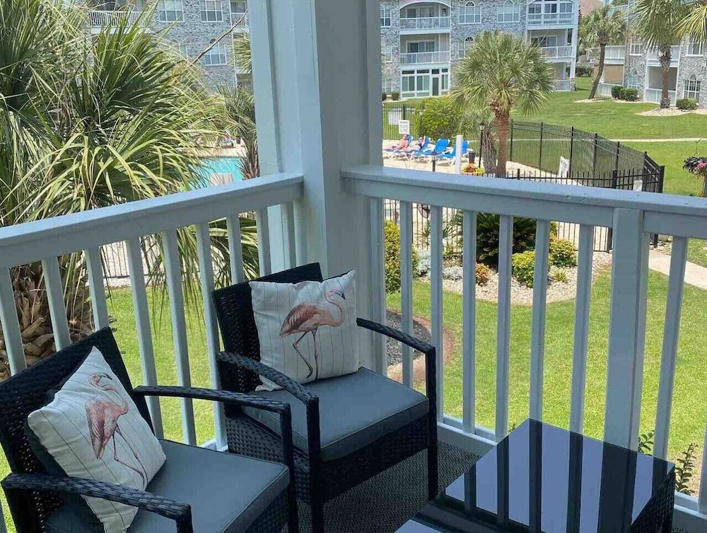 Captains Quarters Bright 2BR Pet-friendly Beach Condo w/ Coastal Decor & Relaxed Vibes