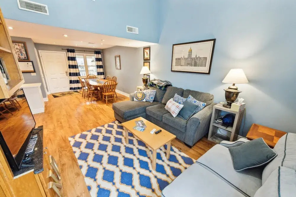 Stylish Notre Dame Condo Sleeps 6 2 Bedroom Condo