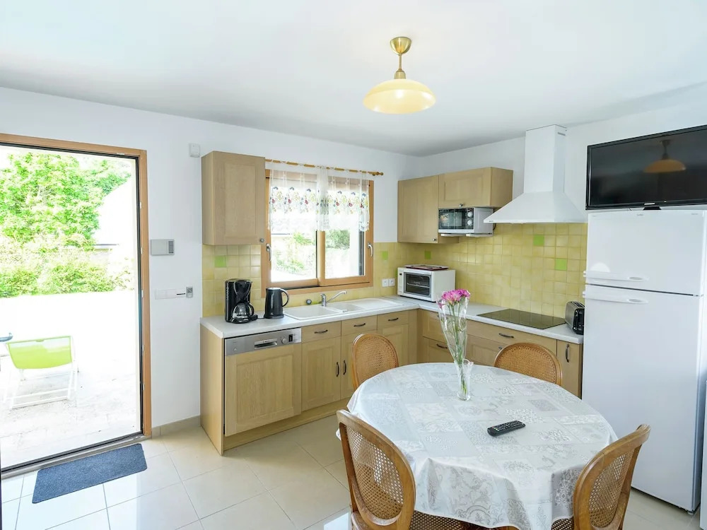 Spacious Villa in Concarneau with Swimming Pool