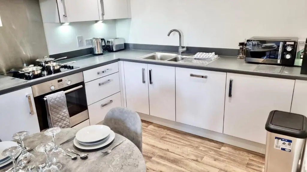 2 Bedroom, 2 Bathroom Modern Apartment close to Ocean Village, Free parking, Single or Double beds