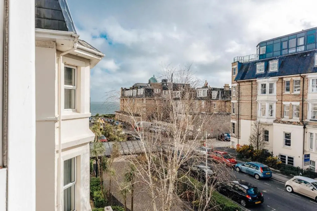 Spacious 2 bedroom flat near beach and town centre