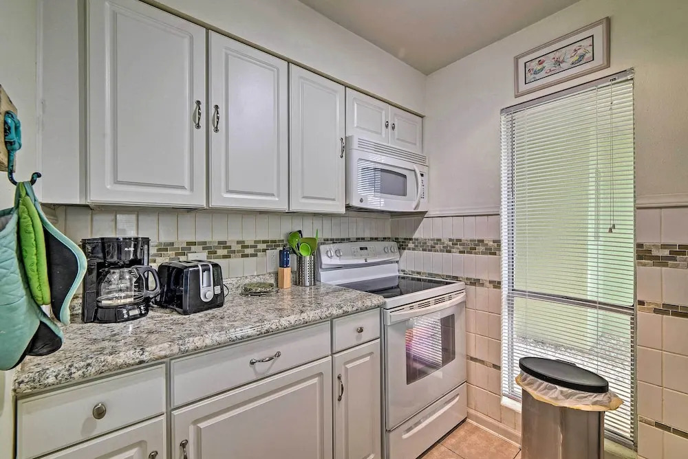 Breezy Corpus Christi Condo w/ Deck + Fishing Dock