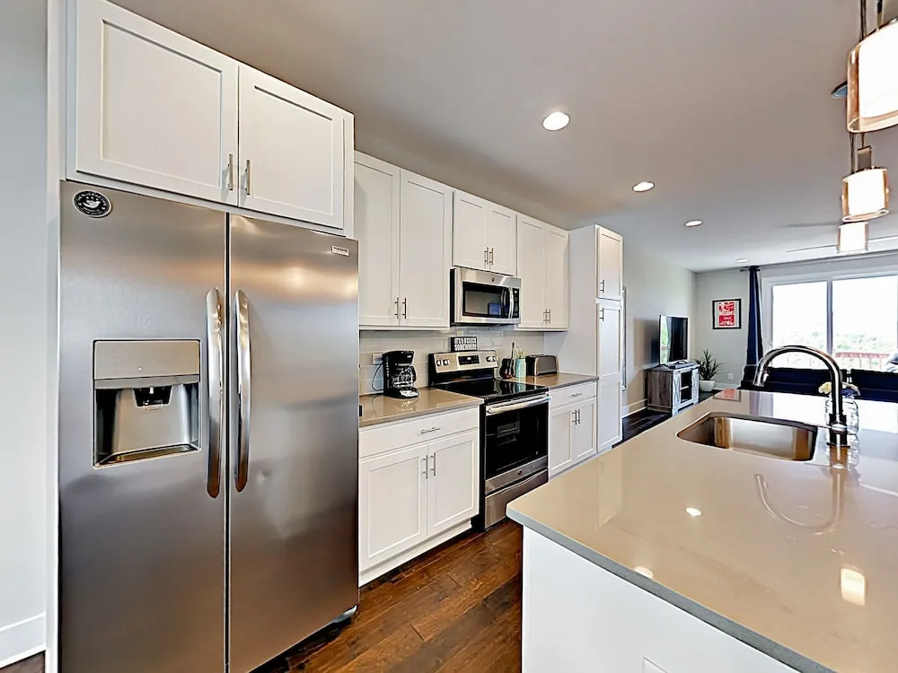 New Listing! Newly Built Townhome W/ Skyline Views 2 Bedroom Townhouse