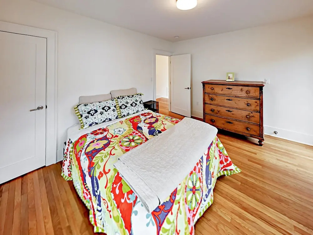 Chic Seattle Queen Anne  W/view 3 Bedroom Home