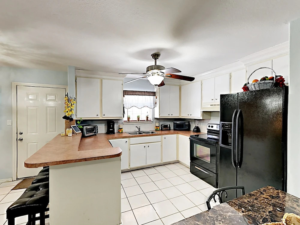 108 E Whiting St House - 2 Br apts by RedAwning