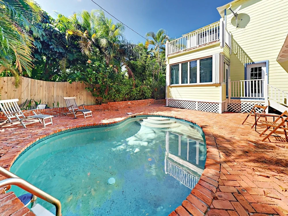 10 NE 7th Street Home 3 Bedrooms 2.5 Bathrooms Home