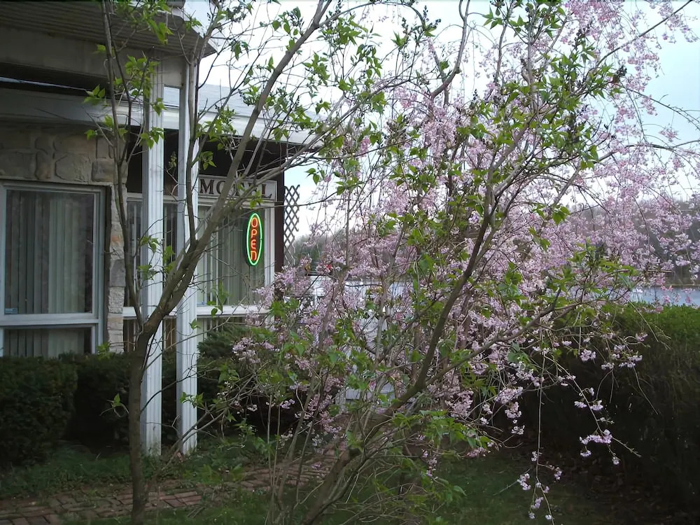 Lake Mocatek Inn