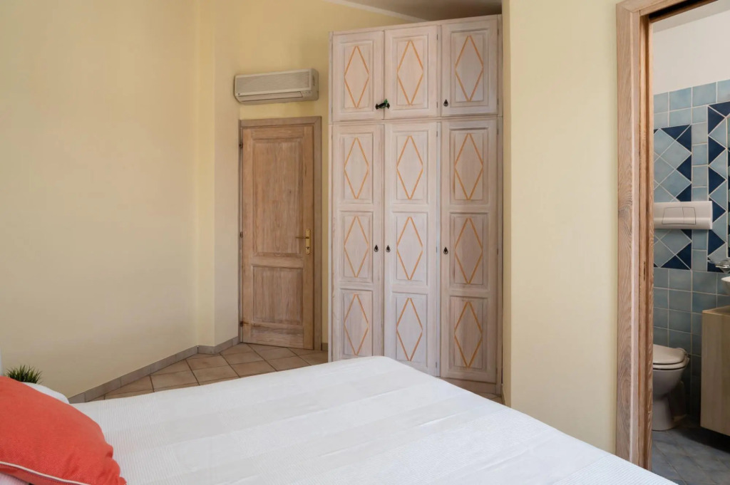 Apartment with a sea view, has 2 bedrooms: one double with en-suite bathroom and one triple with a F-CALA MORESCA