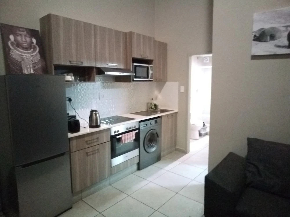 Lovely Rosebank 1-bedroom condo with pool & cinema