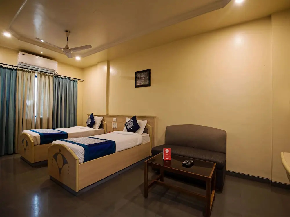 OYO 9739 Hotel Ratnalok