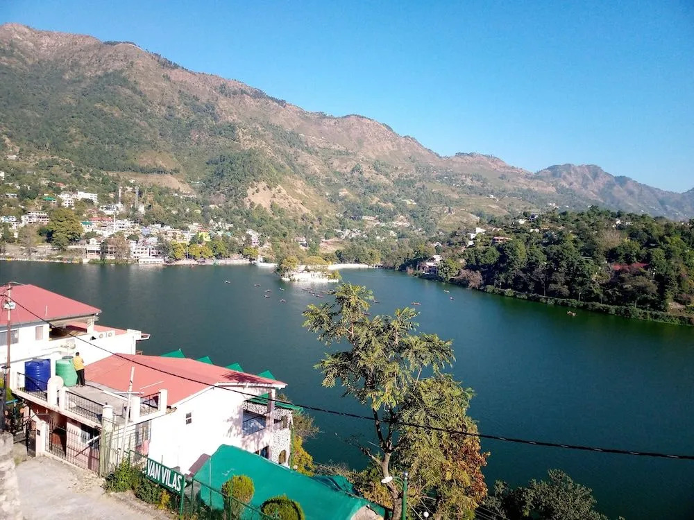 Crystal LakeView Homestay