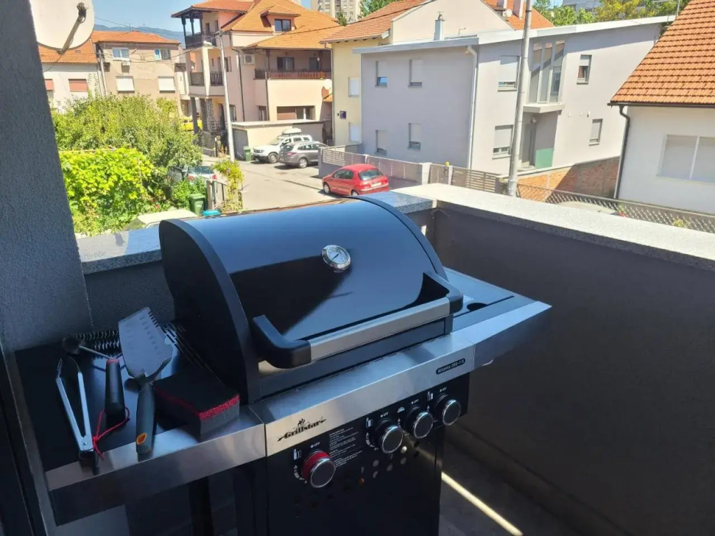 Modern 4-Star luxury apt - WFH Ready, Free Parking