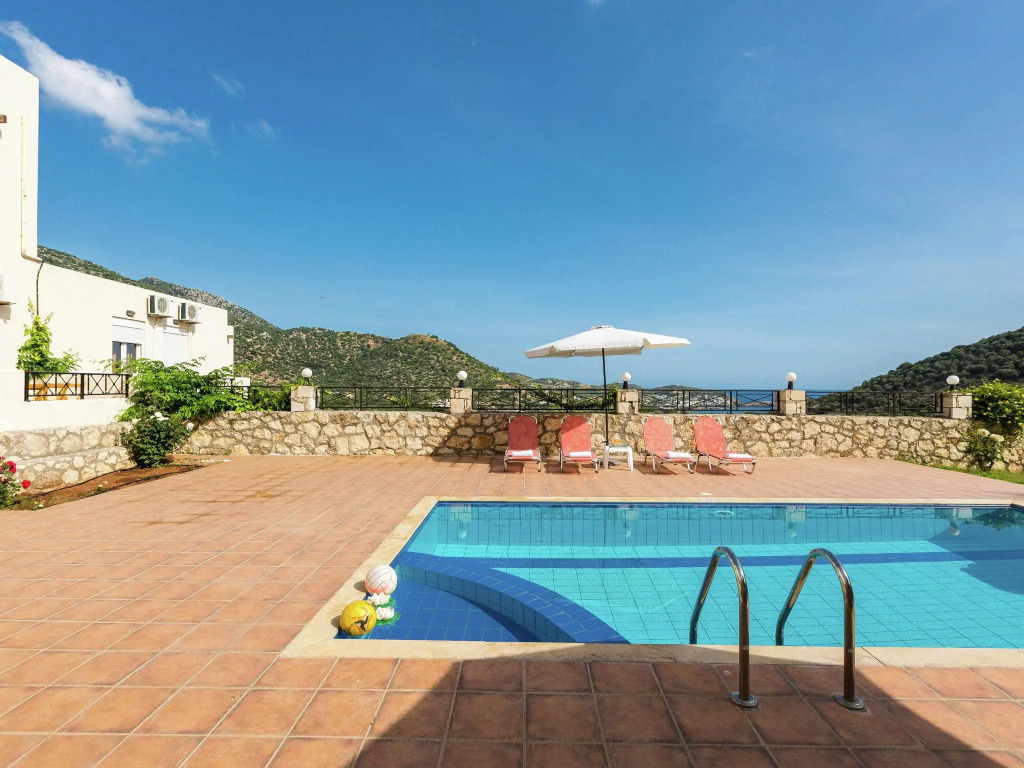 Villa on Hillside, Private Pool, Fantastic Views to bay of Bali and Mountains