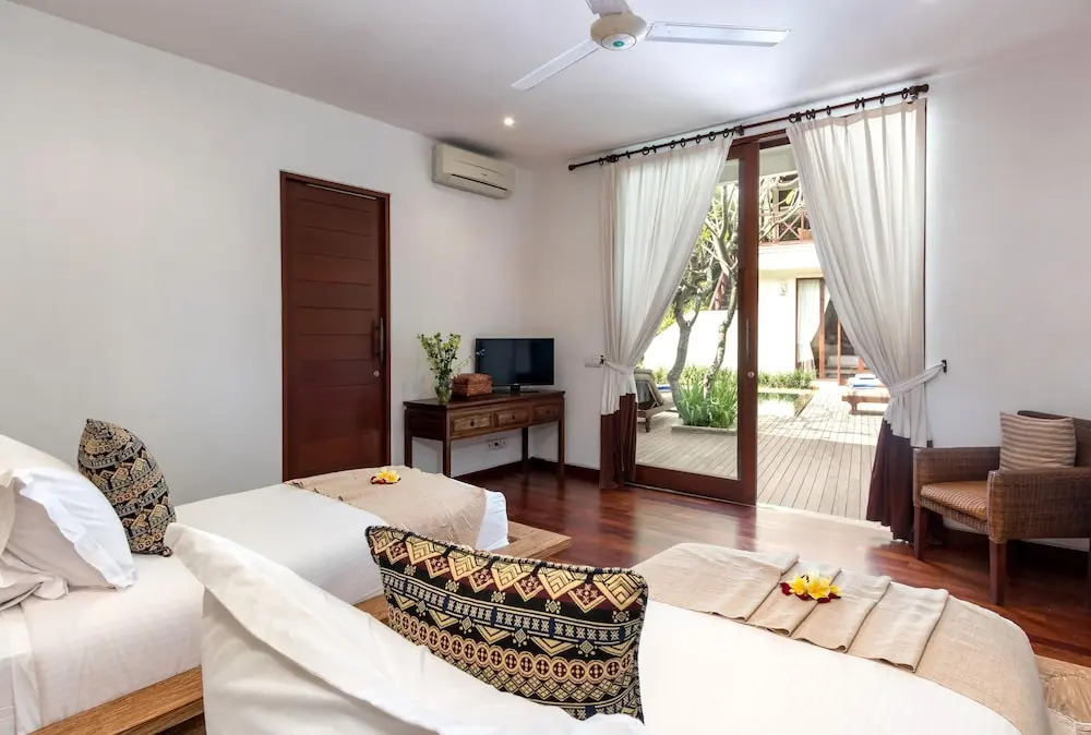 Villa Rubina - Luxury Pool Villa in Batu Belig Next to the Beach