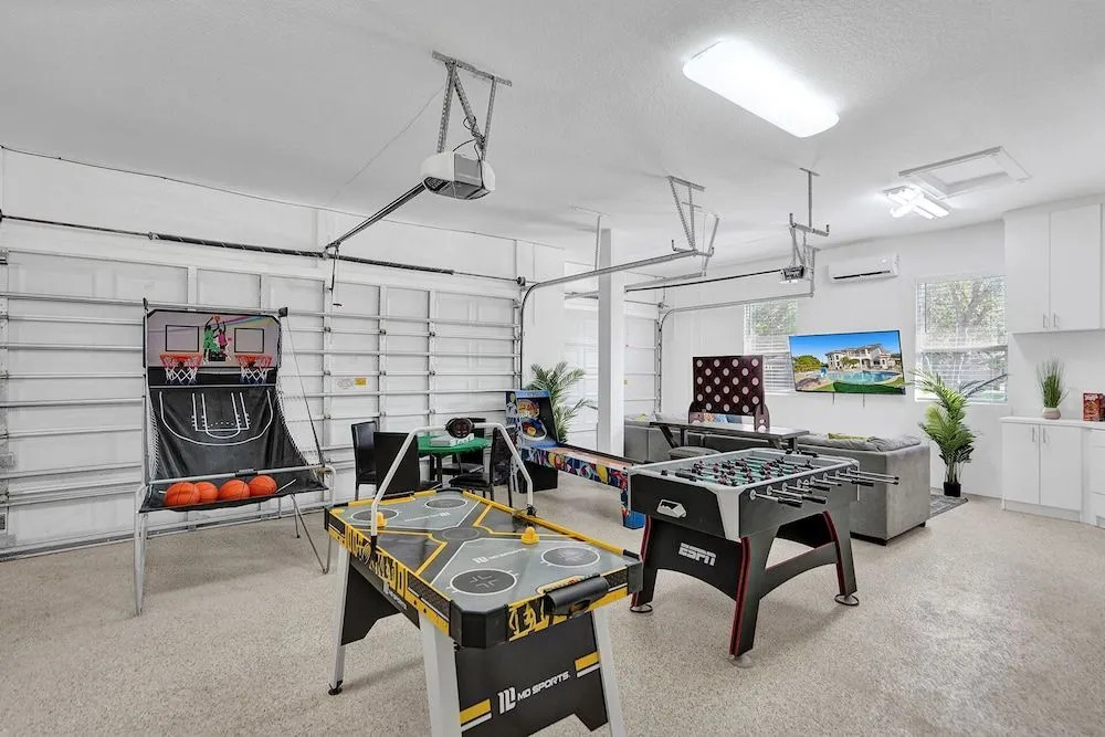 Lavish 8 Br Estate with Pool & Courts