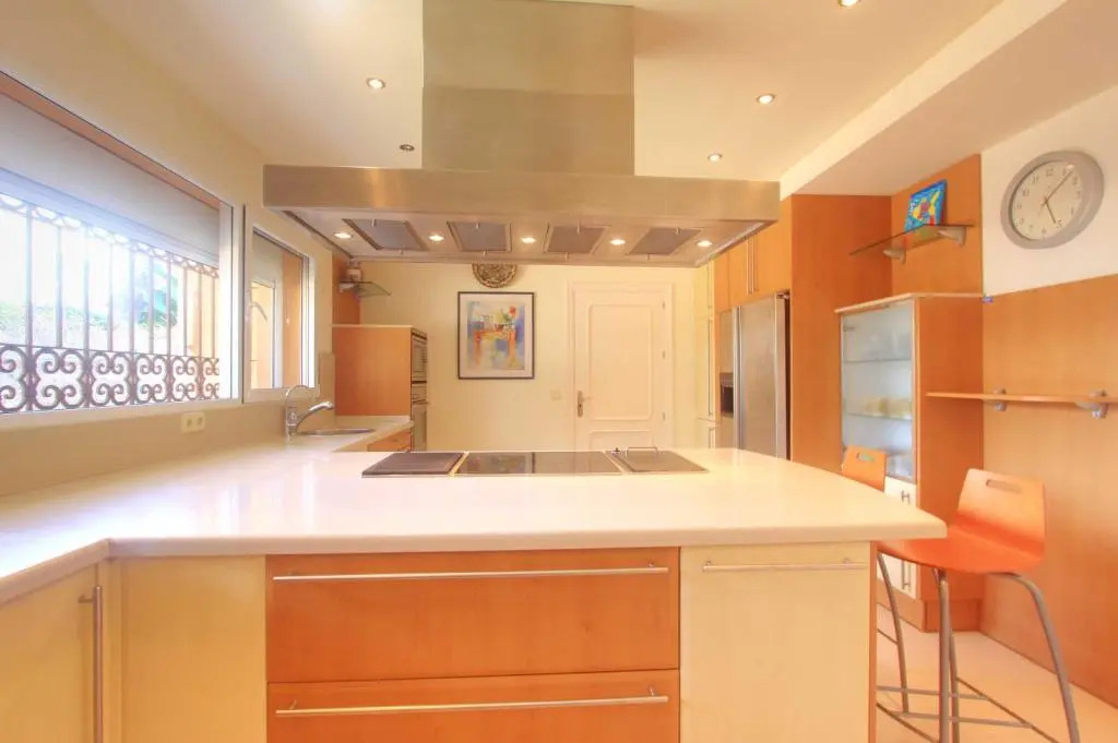 1077 beach villa el paraiso