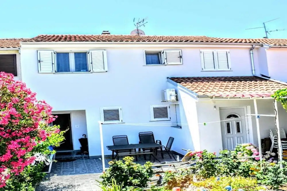 Slamo Apartments