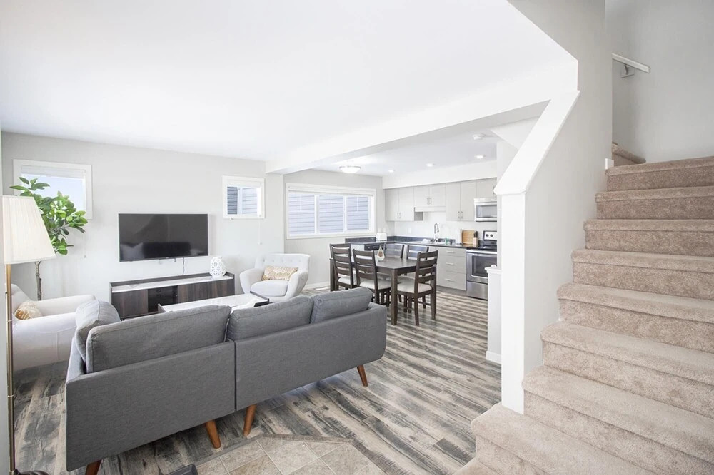Bright Modern 4bed 2bath Townhouse With Parking