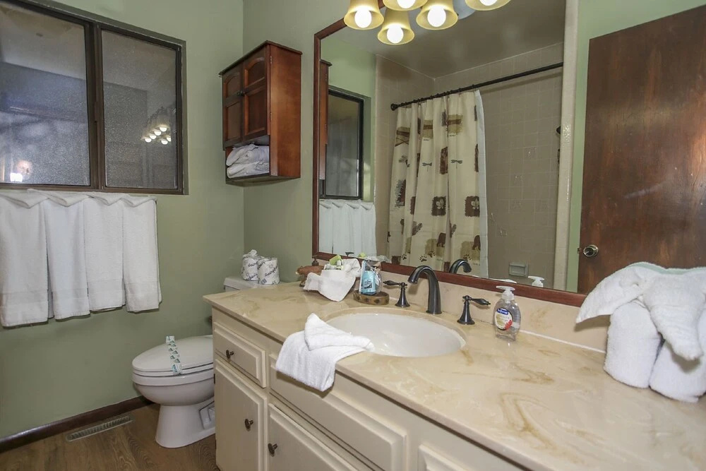 Bear Woods Retreat - High Ceiling's & Wood Finishes. Play Pool With Your Family And Friends! 3 Bedroom Home