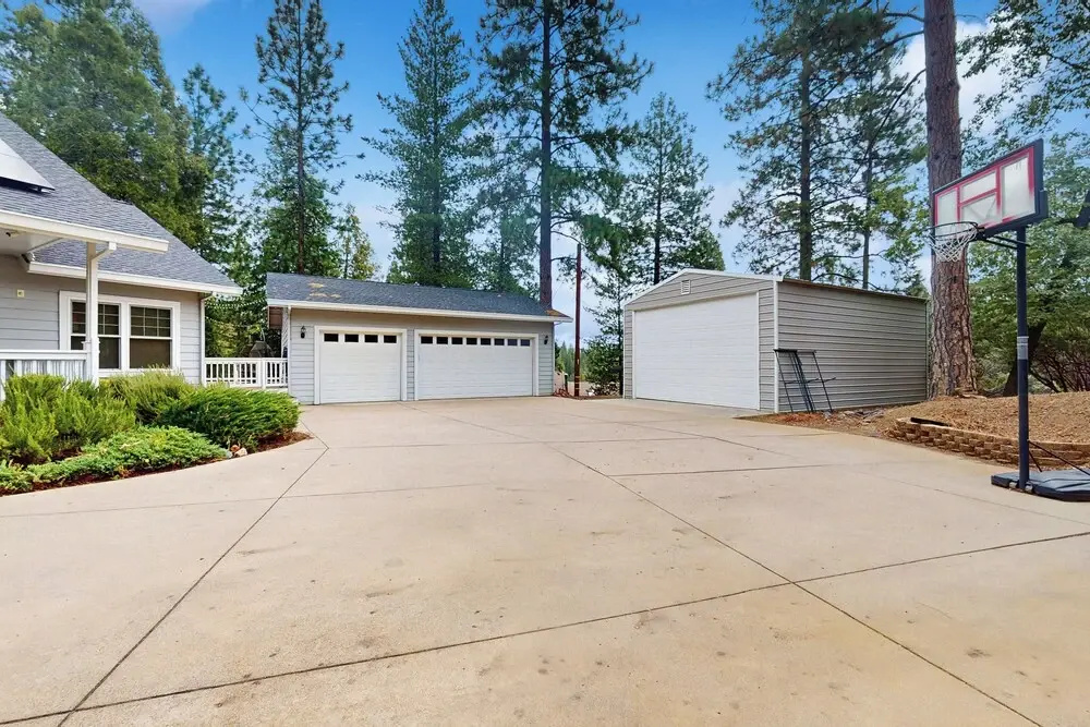 4BR Home w/ Decks & Arcade Games, Near Yosemite