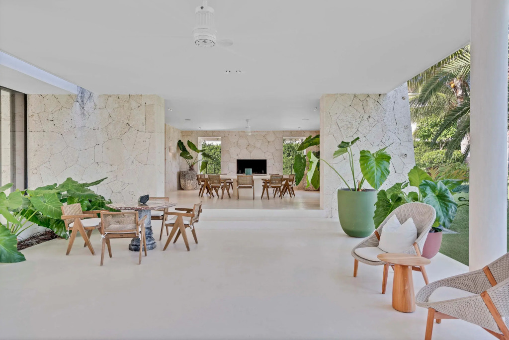 Magnificent 5BR Modern Tropical Villa With Pool