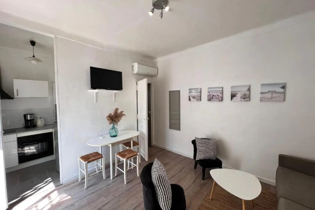 30m Studio in the heart of old Antibes wifi air conditioning