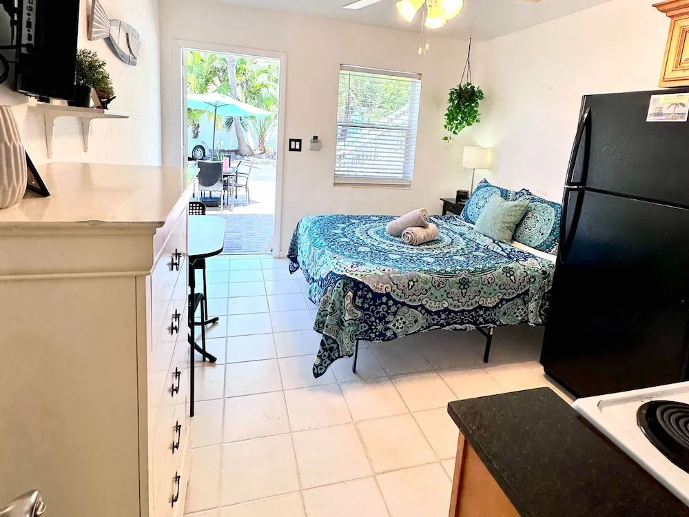 Southwinds 3 for 2 Queen Studio Steps to Beach