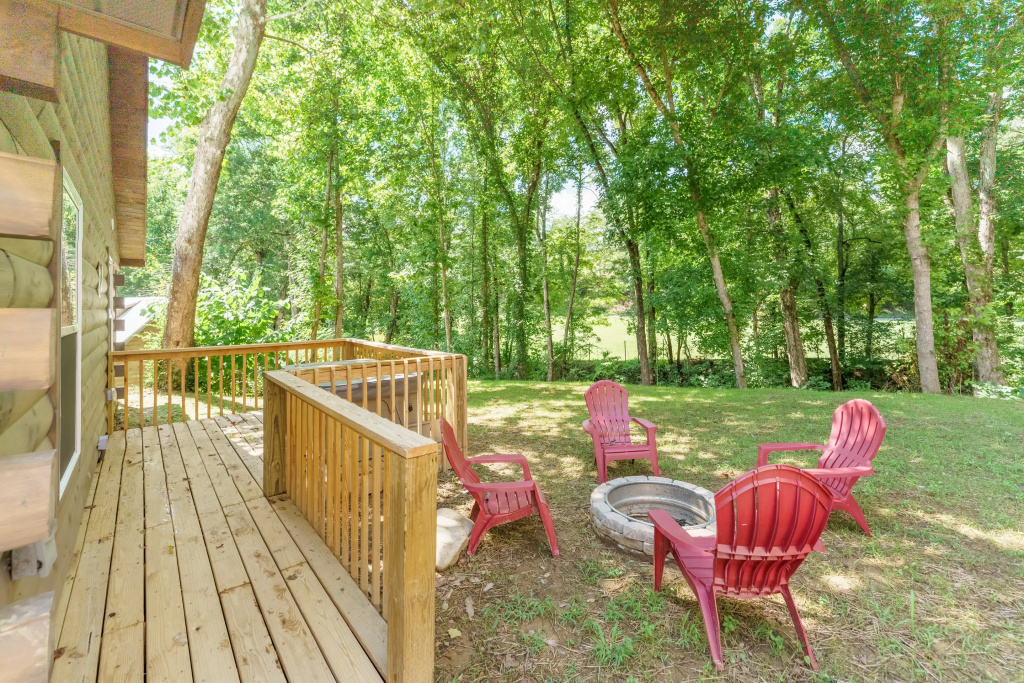Paws in the Air: Hot Tub, Close to Area Attractions, Restaurants, & Shopping: 5 minutes from the Parkway