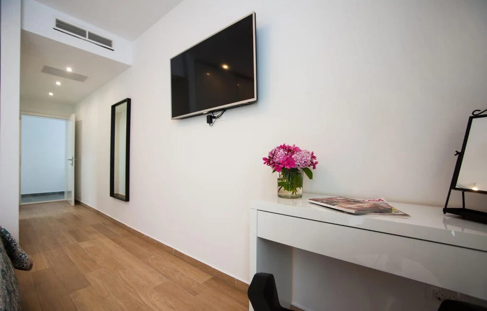 Stunning Home in Sutivan With Wifi, Outdoor Swimming Pool and Heated Swimming Pool