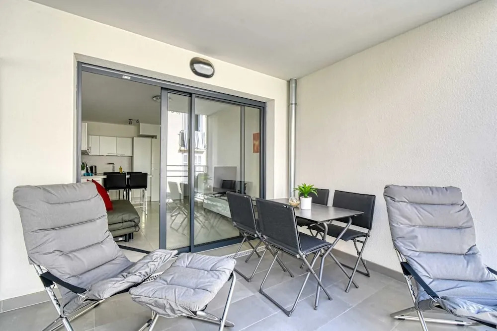 Modern Apartment With Private Balcony, Near Palais