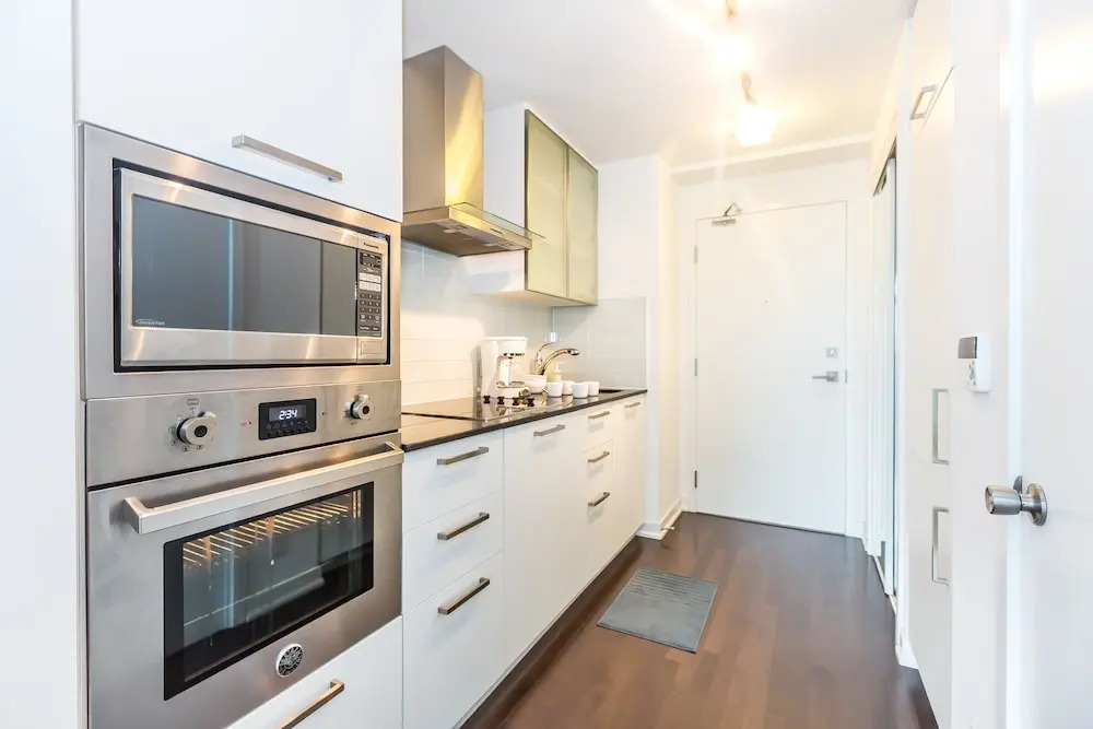 New!! Couples Retreat.luxury Condo.central