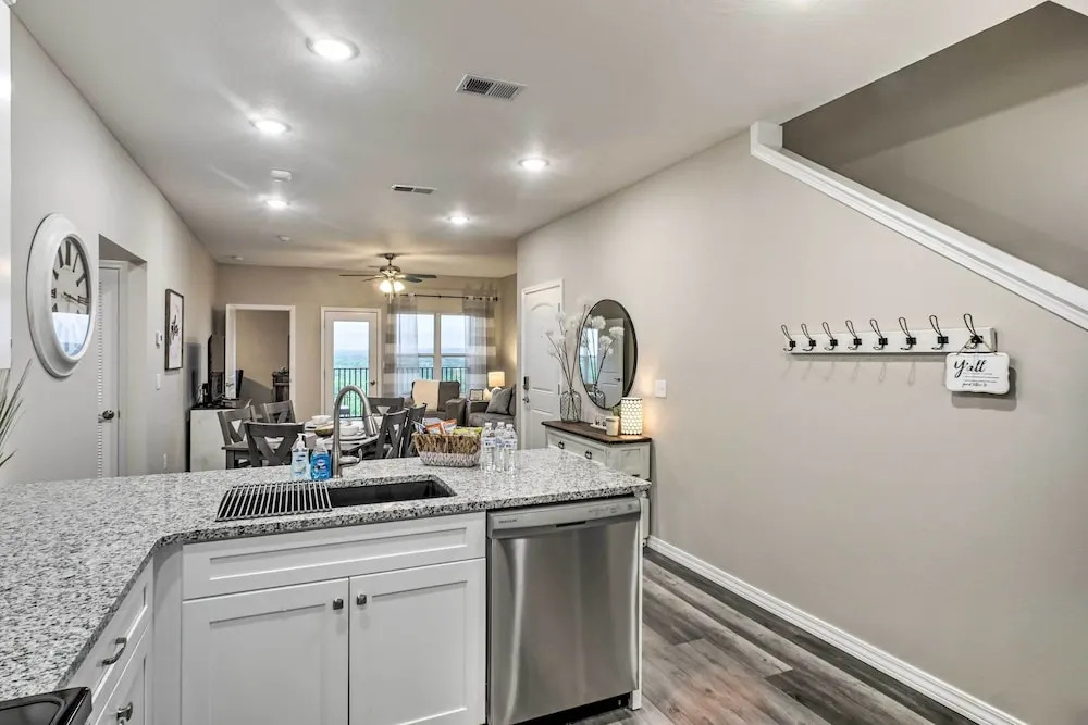 4 Mi to Silver Dollar City: Chic Branson Retreat!
