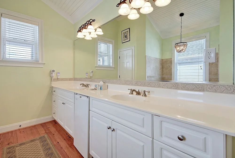 Sprawling Family W/ Pool & Game Room 6 Bedroom Home