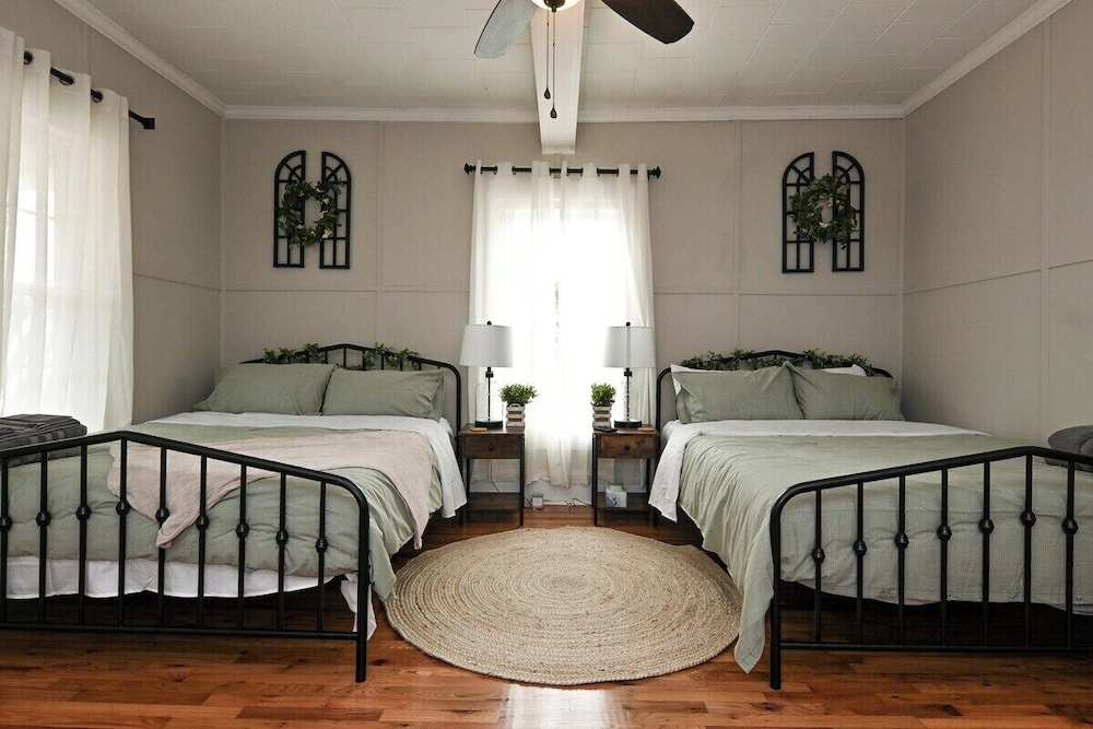The Bulldog Farmhouse - 100+ Year old Home