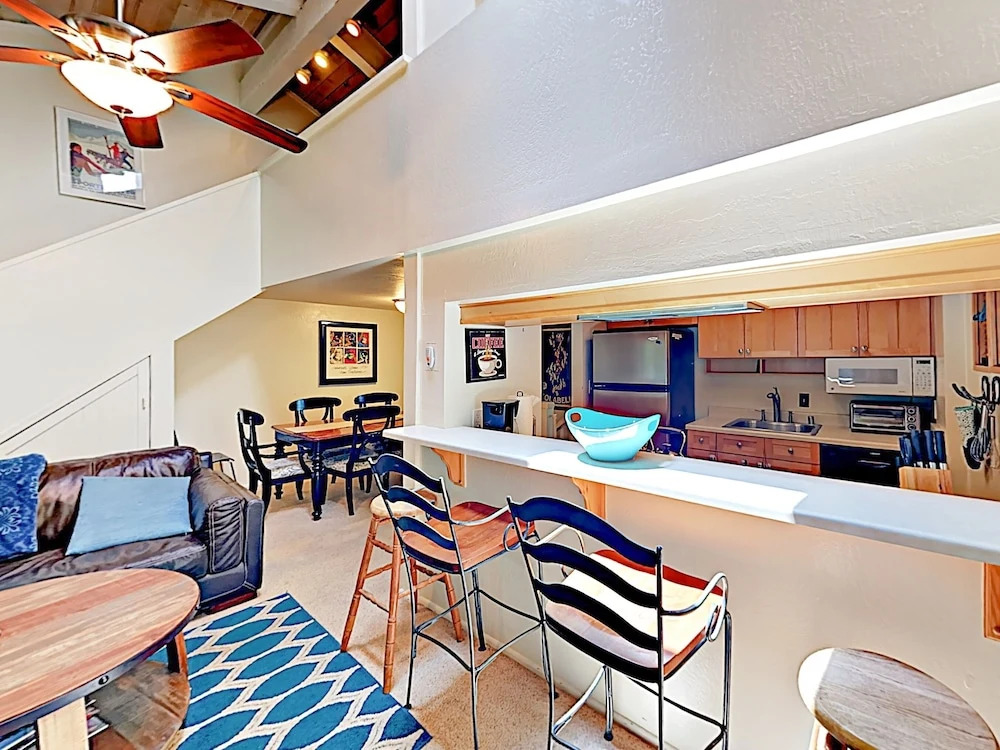 New Listing! Stylish 3-Story Condo Near Ski Resorts Condo
