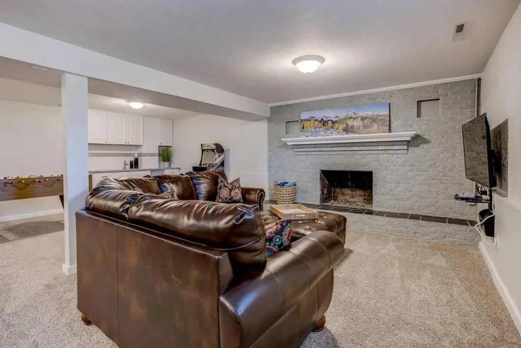 Hot Tub Springs Dream House 5 KING Beds - Sleeps14!
